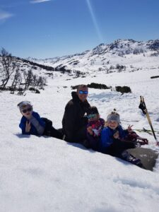 Vinterbilde fra et fjell - far og barn